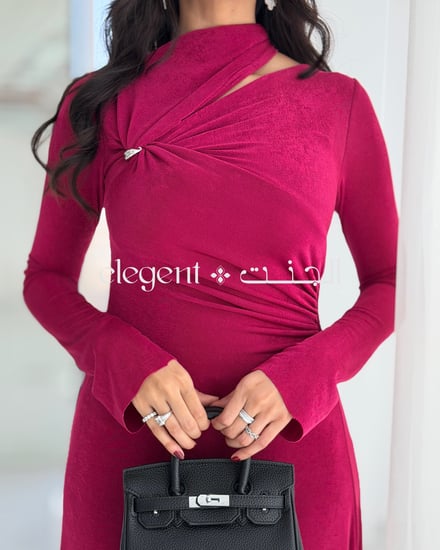 فستان سهرة استرتش ناعم بتصميم راق وقصة رقبة مميزة تبرز الأنوثة