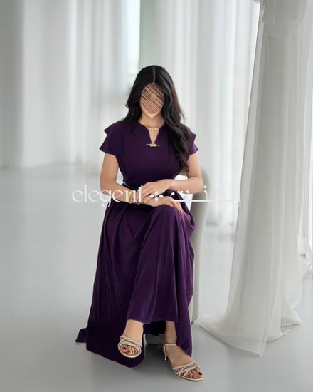 فستان بنفسجي أنثوي بحزام على الخصر وكسرات جانبية تضيف حركة جميلة