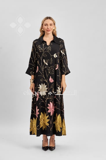 جلابية سوداء بنقش زهور وردية وذهبية