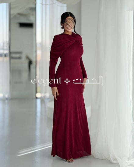 فستان مناسبات توتي بلون عنابي بقصة خناق ناعمة ولمسة أنثوية فاخرة