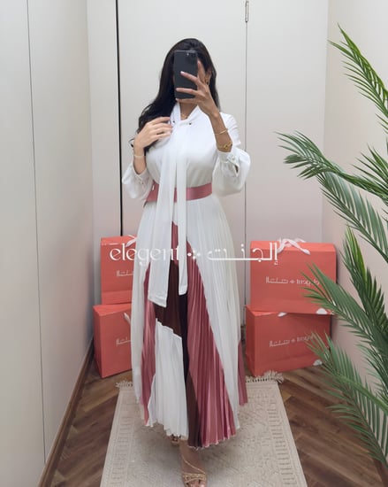 فستان أنثوي ناعم بربطة عنق وقصة بليسيه