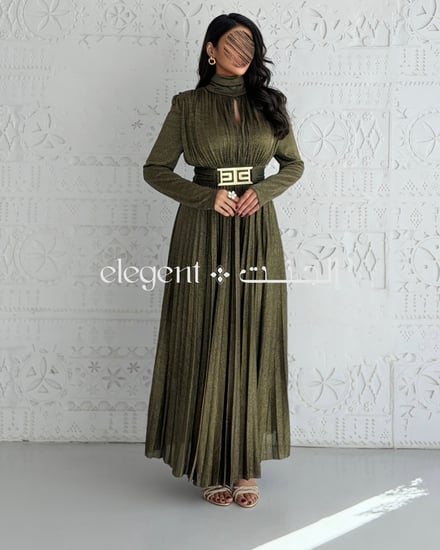 فستان سهرة ذهبي بليسيه بتصميم ساتر وأكمام طويلة