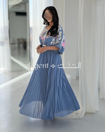 فستان سهرة فخم مليان شك وترتيبات راقية مع تنورة مكسره بتصميم جذاب