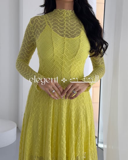 فستان أصفر دانتيل بأكمام طويلة وقصة ناعمة