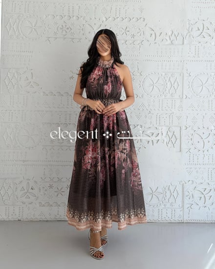 فستان بنقشة هادئة وتنورة كلوش واسعة