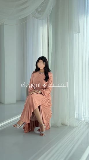 درابيات ناعمة على الصدر لفستان سهرة لحمي