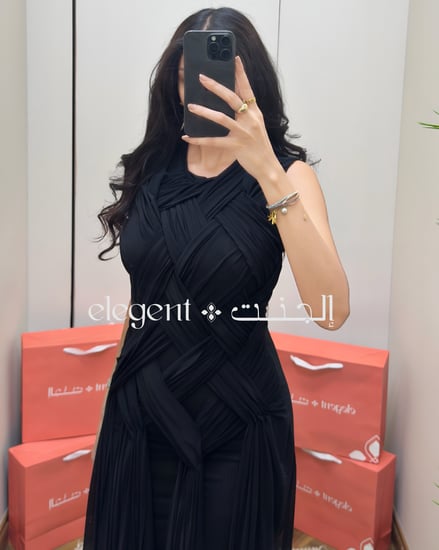 إطلالة كاملة بفستان أسود كاجوال فاخر