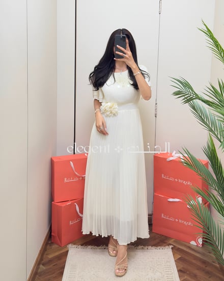 إطلالة كاملة لفستان بكسرات ناعمة من الجنت داخل غرفة العرض