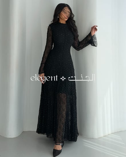 فستان دانتيل أسود طويل مرصع بفصوص كريستال