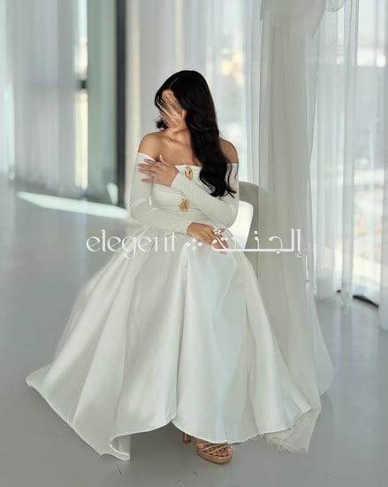 تفاصيل فستان أبيض بتصميم راق مع خامة نضيفة وانسيابية أنيقة