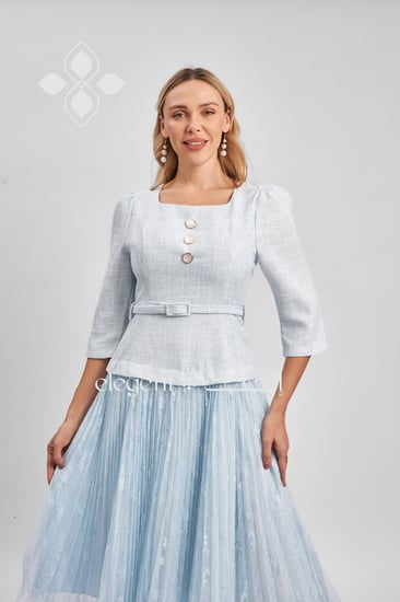 موديل ترتدي فستان أزرق بتصميم ناعم مع أزرار أمامية