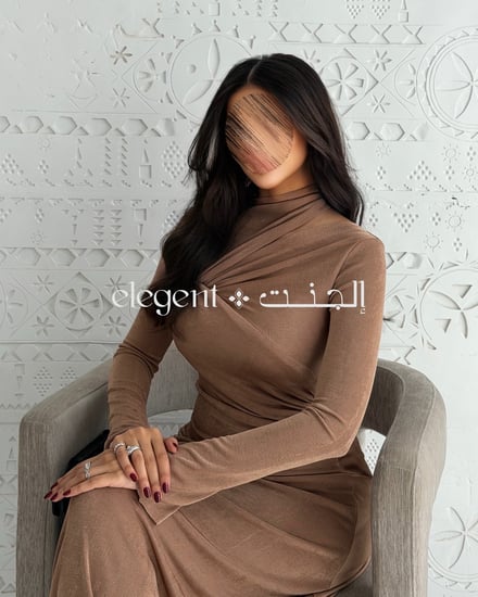 فستان طويل بلون موكا استرتش بقصة انسيابية تناسب السهرات