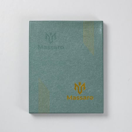 شماغ مسارو Massaro أبيض سيجنتشر داخل علبة فاخرة خضراء بنقوش ذهبية