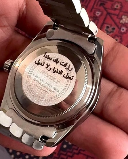 ساعة  لون ازرق