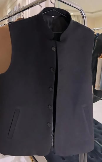 سديري أسود كلاسيكي (ياقة واقفة)