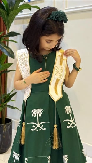 فستان اليوم الوطني السعودية مع وشاح