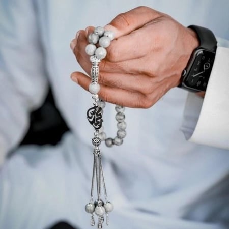 سبحه بلون مميز ونكتب الاسم او الحرف عليها
