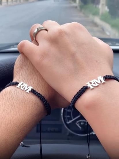 أساور الحروف بالخيط الأسود