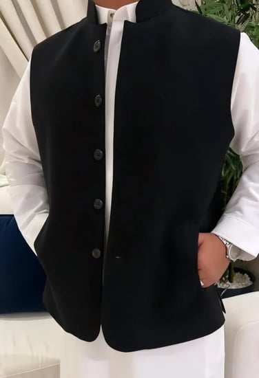 سديري أسود كلاسيكي (ياقة واقفة)