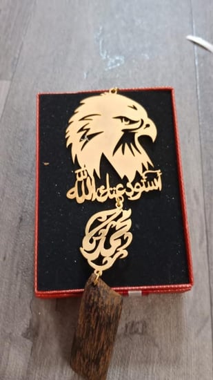 تعليقة الصقر و كسرة العود بالاسم على طلبك