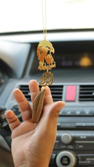 تعليقة الصقر و كسرة العود بالاسم على طلبك