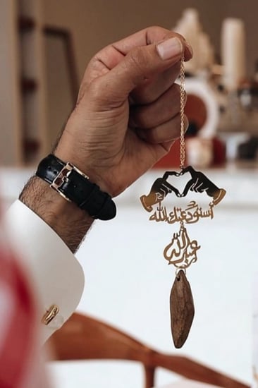 تعليقات سيارة يدين بشكل قلب هدايا حب نسائية رجالية محل هدايا قريب ورد