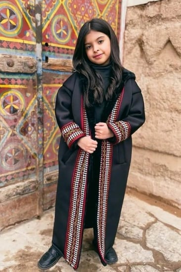 بروة بناتي اسود مع السدو الانيق والمميز فروات اطفال بناتي و ولادي