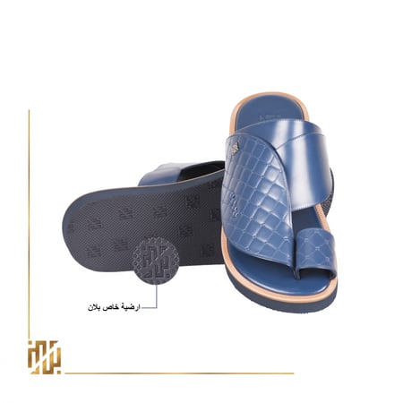 حذاء على نسق مثلثات باللون الكحلي