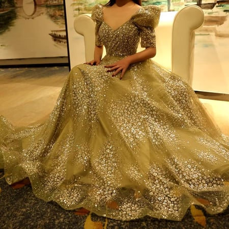 فستان سهره انيق مشغول بالكامل بخرز لامع مع اكمام بلونين جذابه