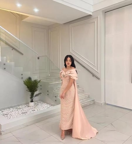 فستان سهره انيق مشغول بالكامل مع اكمام منسدله بالساتان الفرنسي مع كيب طويل