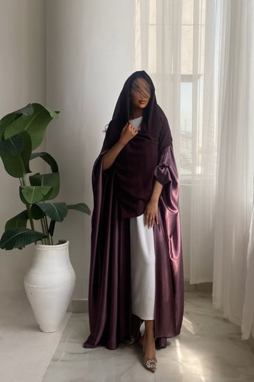 بشت وردي حرير مع طرحة