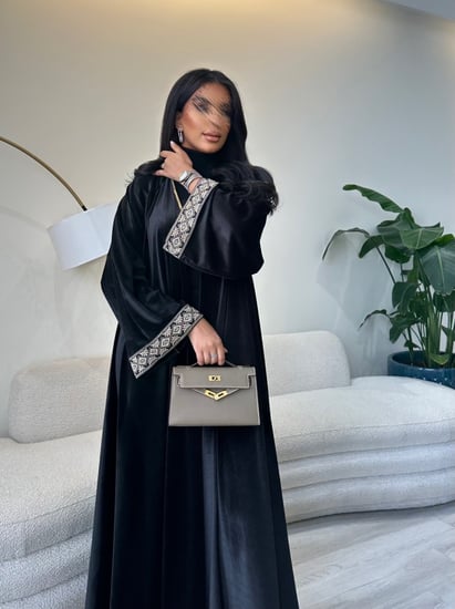 عباية سوداء مخمل لون اسود مع تحديد قيطان منقش