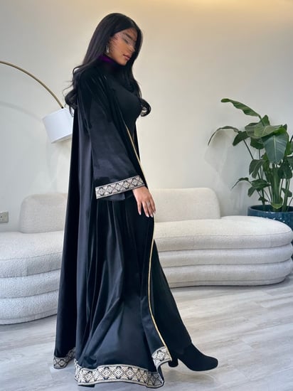 عباية مخمل اسود شحن في السعودية
