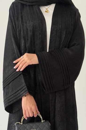 A63- عباية حرير تركي بنقوش وكسرات جذابة