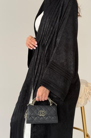 A63- عباية حرير تركي بنقوش وكسرات جذابة