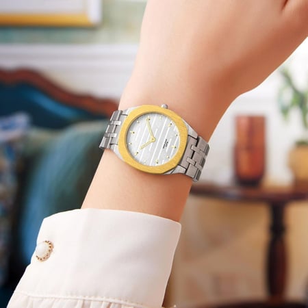 ساعة فاخرة نسائية بتصميم قوتشي من لويس مارتن