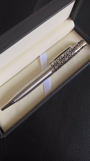 قلم فاخر رسمي نقش بتصميم عالمي