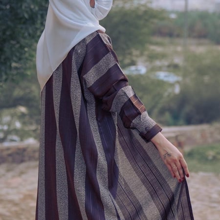 عباية مقلمه بشكل مميز .