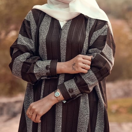 عباية مقلمه بشكل مميز .