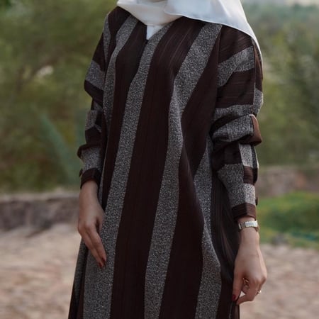عباية مقلمه بشكل مميز .