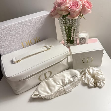 اندر بكج من ديور يحتوي على شنطه كبيره فيها مرايه - صندوق مغناطيسي داخله قطن - غطاء للعين - ربطه شعر مع التغليف كيس وبوكس وبطاقه