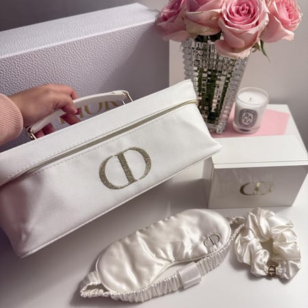 اندر بكج من ديور يحتوي على شنطه كبيره فيها مرايه - صندوق مغناطيسي داخله قطن - غطاء للعين - ربطه شعر مع التغليف كيس وبوكس وبطاقه