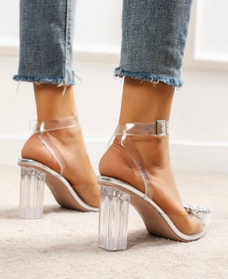 كعب عالي شفاف