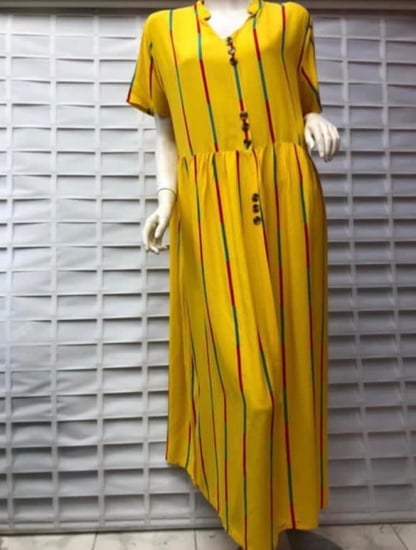 فستان نسائي بأزرار