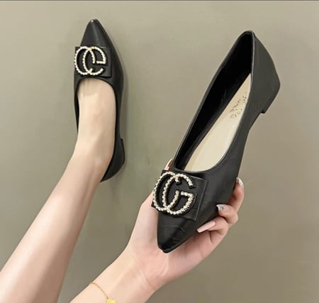 حذاء نسائي مسطح