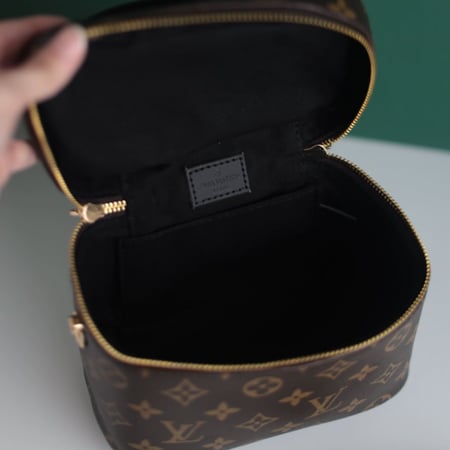 شنط لويس فيتون فانيتي نانو LF116