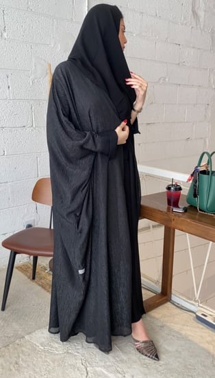 عباية بشت اسود بأكمام انيقة