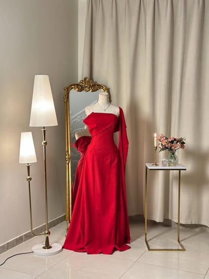 6386- فستان أحمر أنيق بتصميم عصري