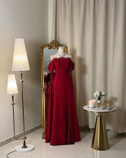 5601 -فستان أنيق بأكمام طويلة وتفاصيل دانتيل