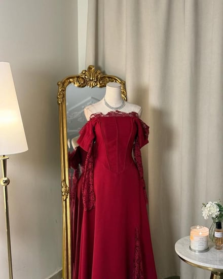 5601 -فستان أنيق بأكمام طويلة وتفاصيل دانتيل